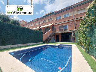 Casa adossada a Martorell. Chalet adosado con piscina privada