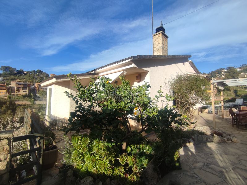 Foto c0b10e11-8dd6-4870-80d7-3e956383e2ae. Casa amb xemeneia calefacció a Vallirana