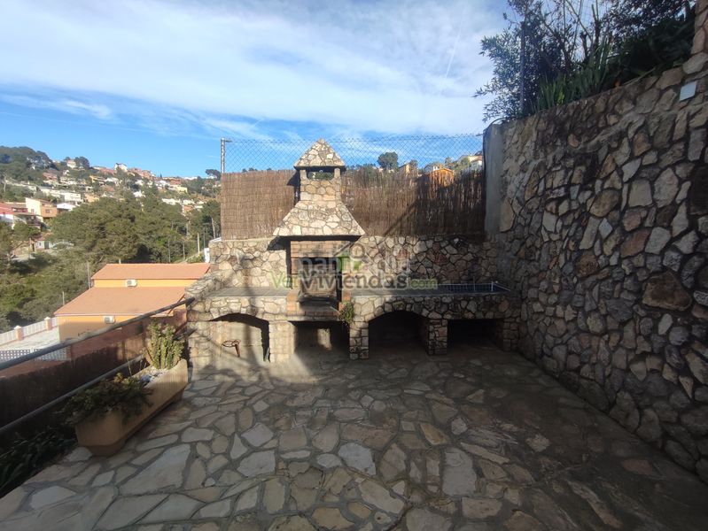 Foto f559d395-dab5-4ec4-bebe-19d8d26f830c. Casa amb xemeneia calefacció a Vallirana