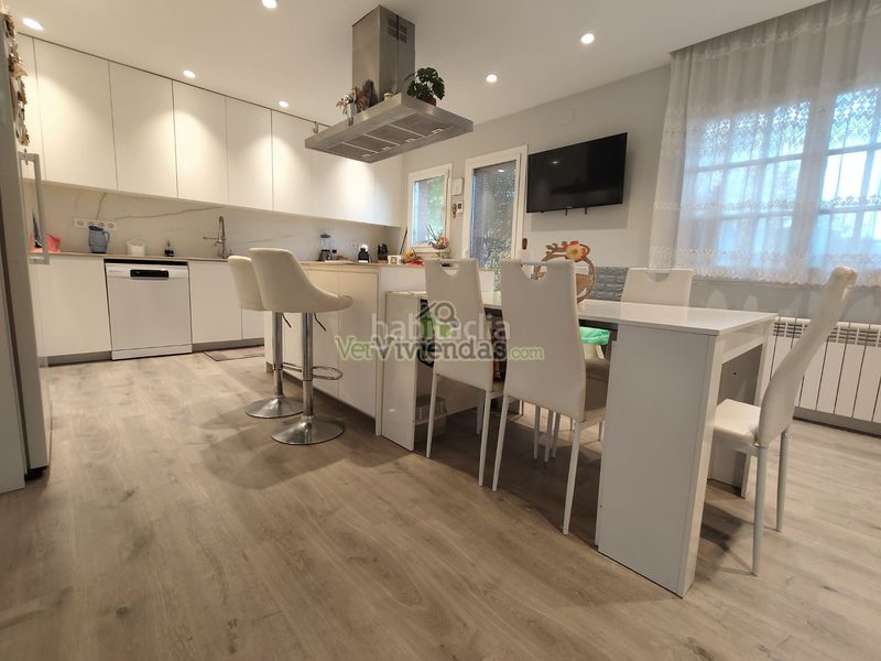 Foto 030160ee-dc0a-4f75-8cee-b6a5a1e9530f. Casa amb calefacció aparcament piscina a Corbera de Llobregat