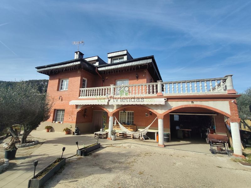 Foto 18c02368-e5fc-405a-ab4f-5376ac5fe794. Casa amb calefacció aparcament piscina a Corbera de Llobregat