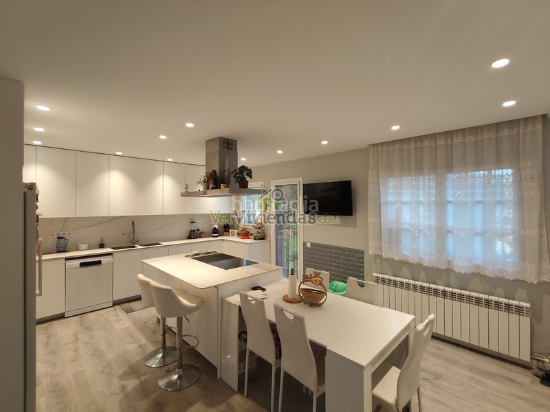 Foto 3d73a540-5749-4948-a9f7-a0e7300e0641. Casa amb calefacció aparcament piscina a Corbera de Llobregat