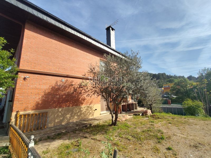 Foto 83e56c9f-2c52-4d91-bfca-6685ffd7fc80. Casa amb calefacció aparcament piscina a Corbera de Llobregat