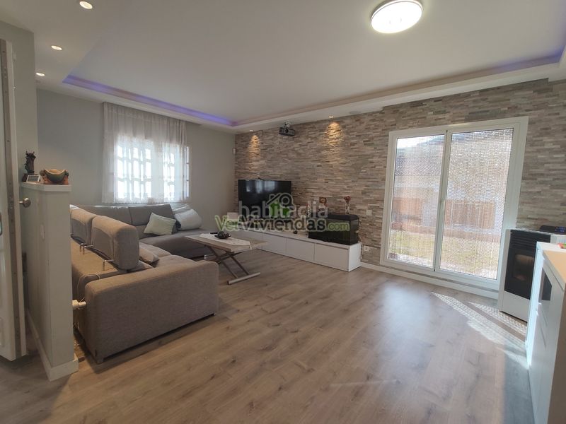 Foto 8ec13ffa-dfd3-4314-bf05-b82a8d59f246. Casa amb calefacció aparcament piscina a Corbera de Llobregat