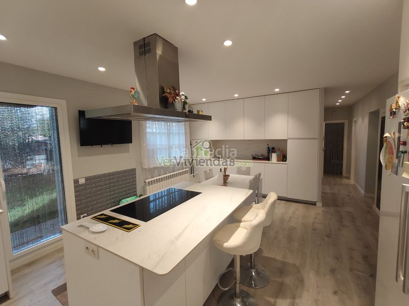 Foto 998c59f1-87e5-417b-bf36-d645c0861de6. Casa amb calefacció aparcament piscina a Corbera de Llobregat