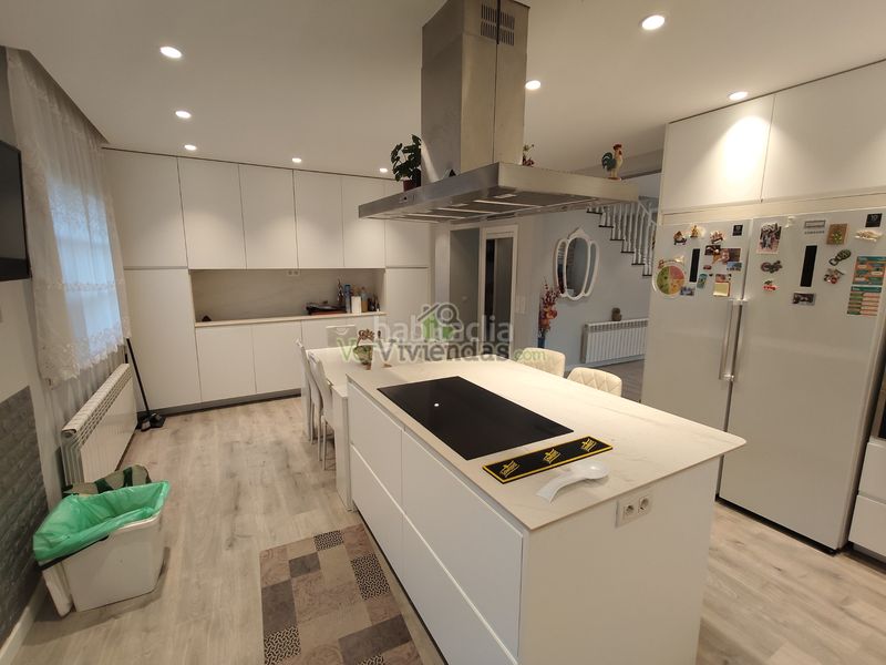 Foto f75fc781-4b62-4b66-8a23-1f4f6d924ec1. Casa amb calefacció aparcament piscina a Corbera de Llobregat