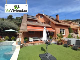 Casa en Carrer rossinyol 1. Espectacular casa con piscina