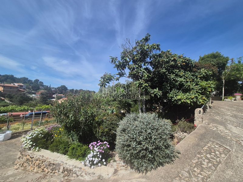 Foto b504fe5d-6774-483a-8cd3-a4fe99ba0a84. Casa amb aparcament a Vallirana