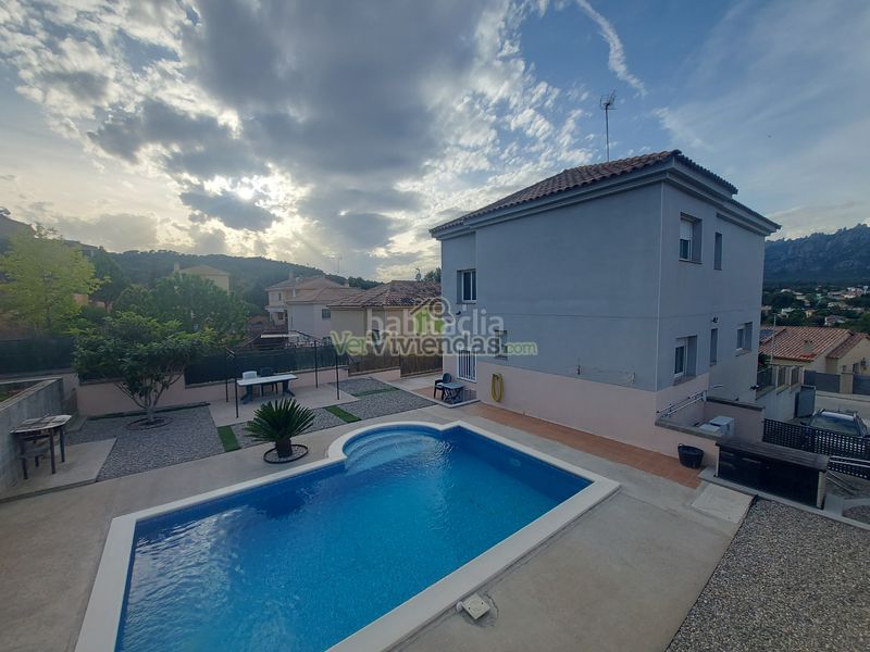 Foto 503dfd72-638d-4dd5-8d29-bc5fe504cbb3. Casa amb xemeneia calefacció aparcament piscina a Collbató