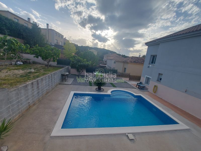 Foto 783fe707-9c67-4985-a731-71699832fe5e. Casa amb xemeneia calefacció aparcament piscina a Collbató