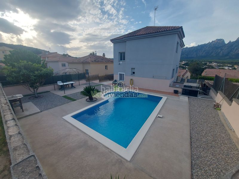 Foto d93586a2-0ab7-4aa0-8316-aa16ae8d7f98. Casa amb xemeneia calefacció aparcament piscina a Collbató
