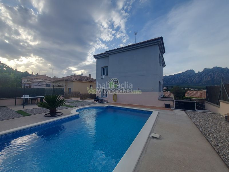 Foto edc5e4c3-a868-4385-b365-262be8a06bc1. Casa amb xemeneia calefacció aparcament piscina a Collbató