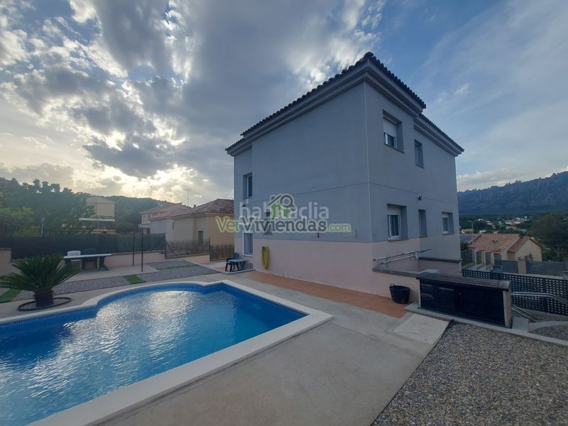 Foto f4db7ca8-5855-4070-affe-cba43cec67f3. Casa amb xemeneia calefacció aparcament piscina a Collbató