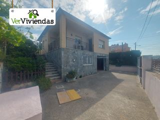 Casa en Sant Vicenç dels Horts. Preciosa casa con piscina