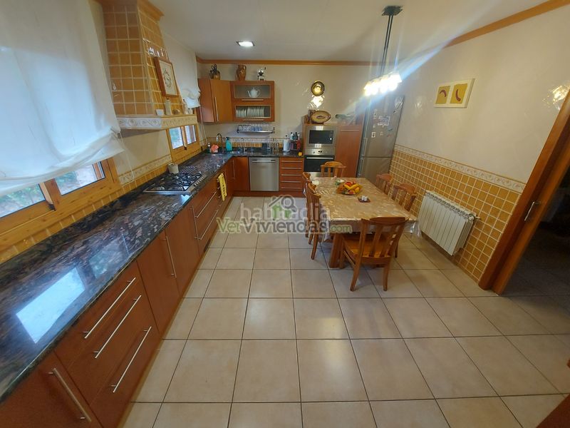 Foto c499ed82-41c5-4fe7-b75f-3dcf8ba23163. Casa amb calefacció aparcament a Vallirana