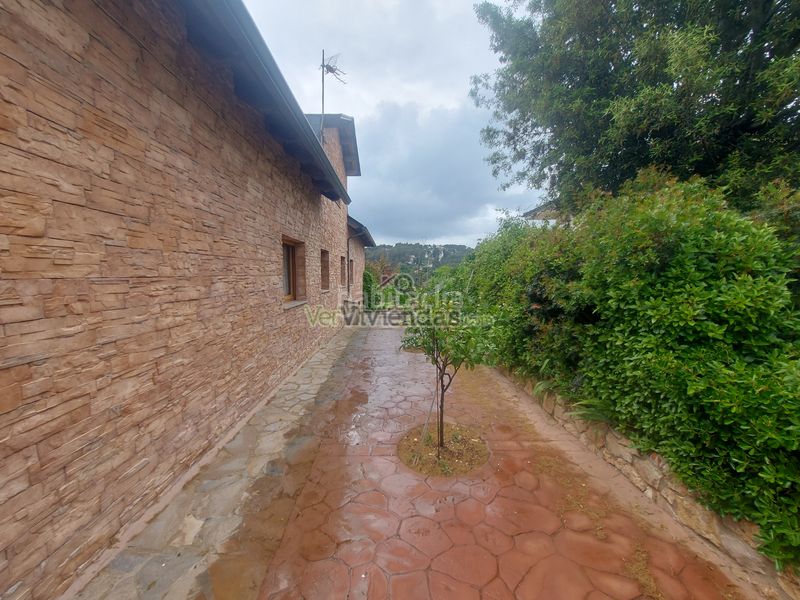 Foto c701a161-3d44-41eb-a007-0c226c82803e. Casa amb calefacció aparcament a Vallirana