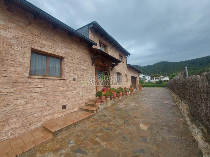 Foto f3f3174a-8465-48c7-b239-67f6e4fe9741. Casa amb calefacció aparcament a Vallirana