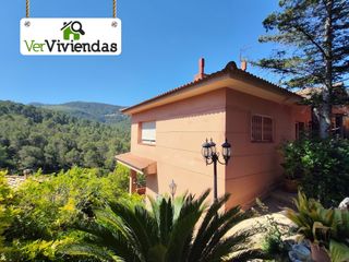 Reihenhaus in Vallirana. Bonita casa adosada con jardín