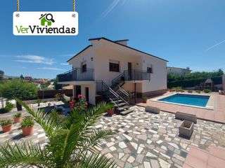 Casa a Piera. Bonita casa con piscina y vistas