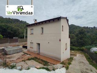 Maison à Corbera de Llobregat. Bonita casa con jardín