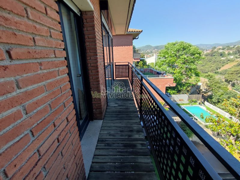Foto 41ffd8d2-e4fd-43fa-8f48-342acfa0a997. Casa amb xemeneia calefacció aparcament piscina a Cervelló