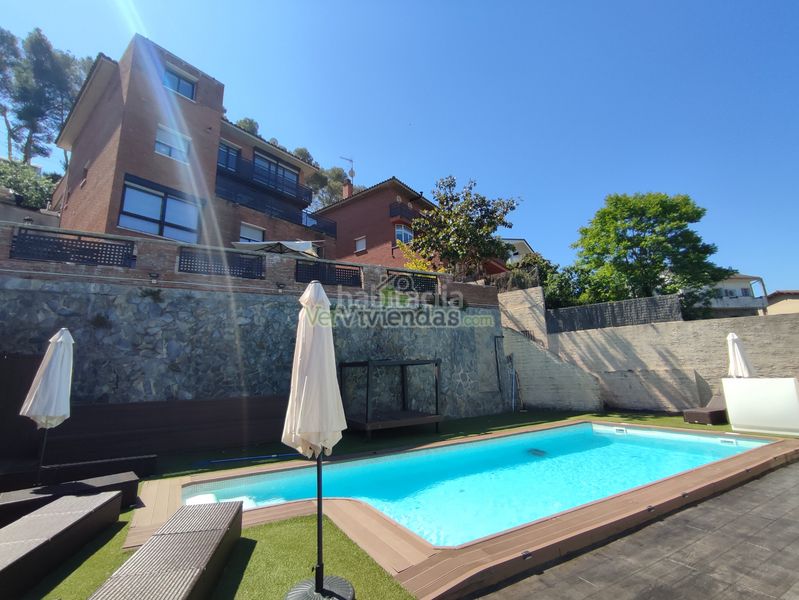Foto 483a5428-39a6-48fa-94a8-f5a760fad8f8. Casa amb xemeneia calefacció aparcament piscina a Cervelló