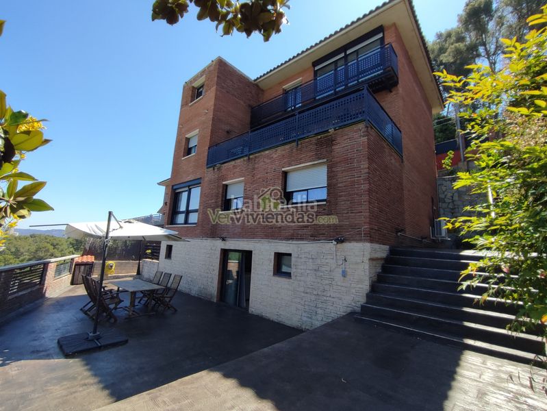 Foto f19610ec-0565-45c8-8991-8cedd0abccd1. Casa amb xemeneia calefacció aparcament piscina a Cervelló