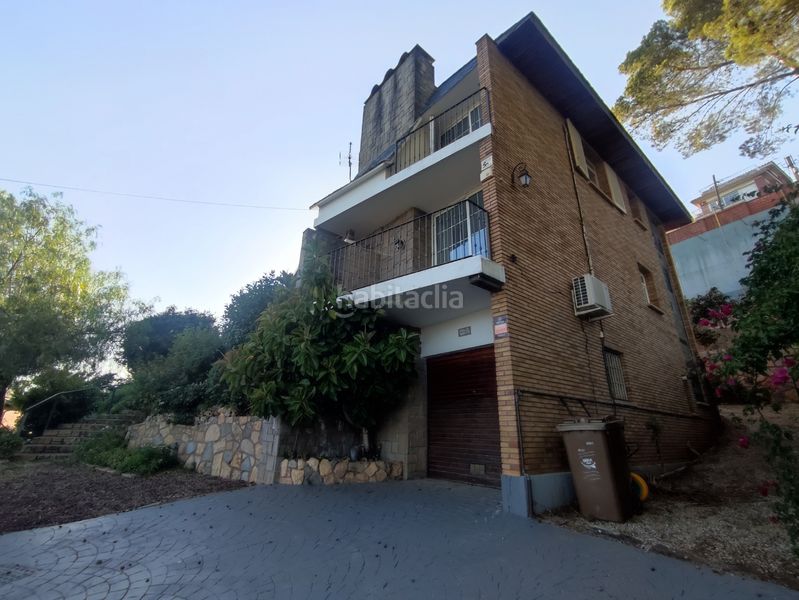 Foto 33bb2575-0c91-4b21-8697-eeda3b3b60a8. Casa amb xemeneia calefacció aparcament piscina a Pallejà