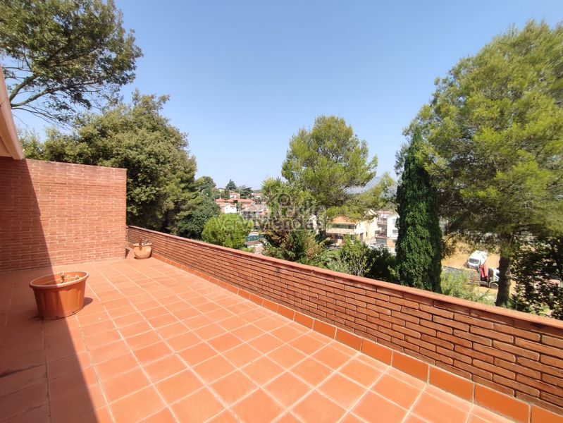Foto 64d9448f-f271-463b-a251-2c78d4074f60. Casa amb calefacció aparcament piscina a Can Rial Esparreguera