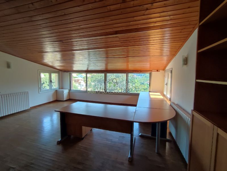 Foto 0c943167-9896-47d1-99ff-d52cb66edc4e. Casa amb xemeneia calefacció aparcament piscina a Torrelles de Llobregat