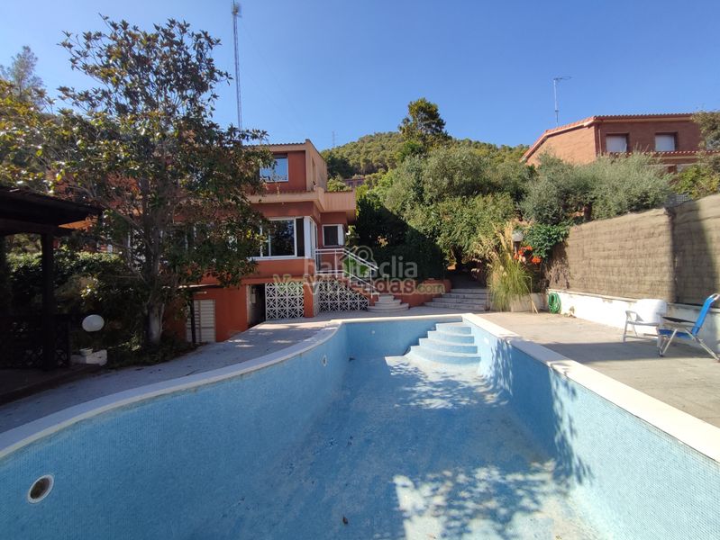 Foto 3542a9c5-0c2e-44f8-8334-507cfd57cea0. Casa amb xemeneia calefacció aparcament piscina a Torrelles de Llobregat