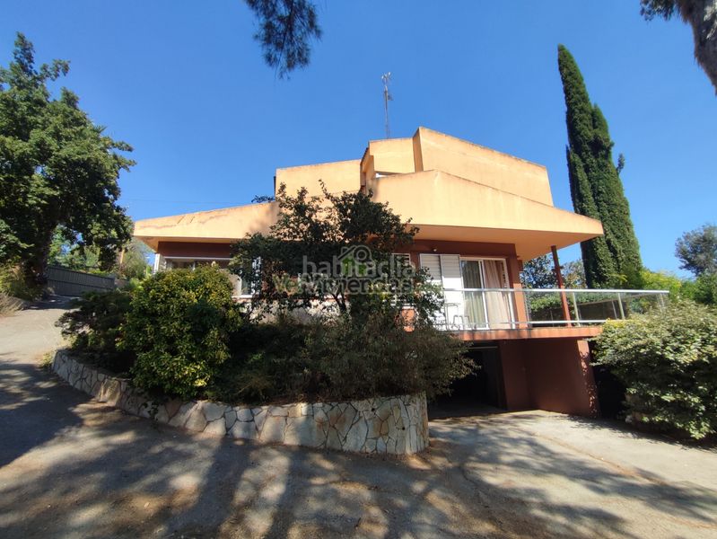 Foto 3d5d434b-681d-4c18-8b81-34a5a6040fb9. Casa amb xemeneia calefacció aparcament piscina a Torrelles de Llobregat