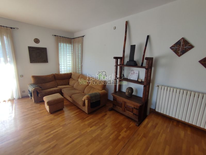 Foto 59e8a040-956c-4973-a2c2-dbc496f56b96. Casa amb xemeneia calefacció aparcament piscina a Torrelles de Llobregat