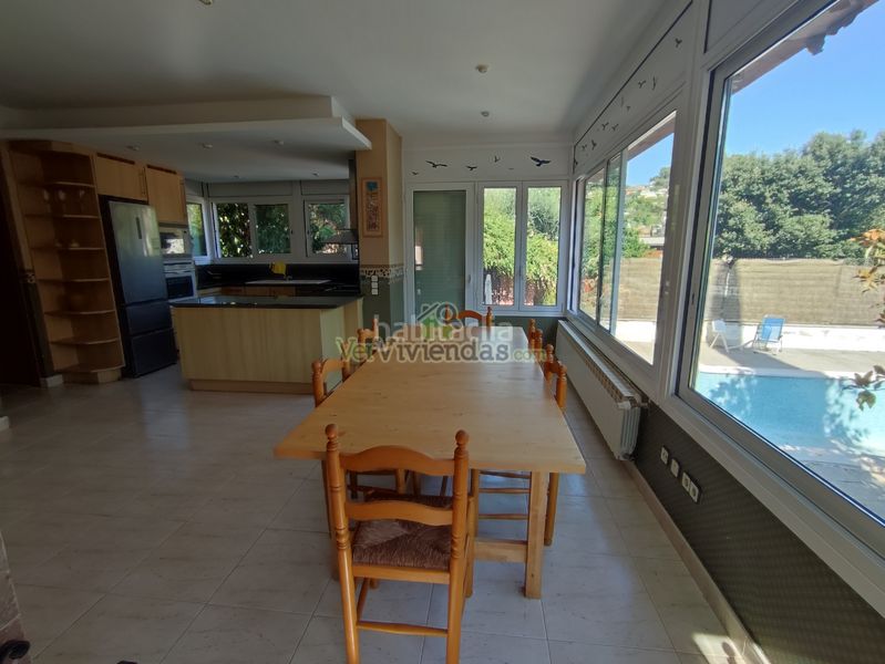 Foto 5dfcefad-69a3-44e1-b8cf-947d09f6cc5e. Casa amb xemeneia calefacció aparcament piscina a Torrelles de Llobregat
