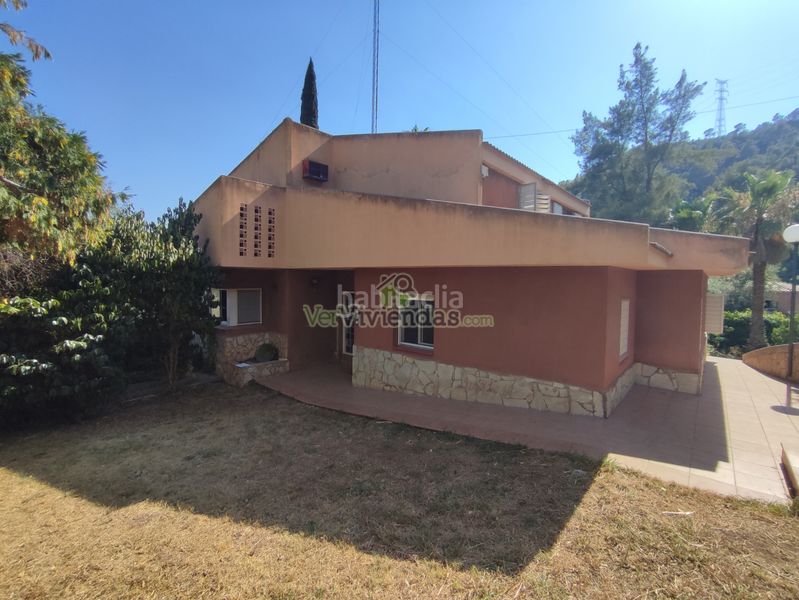 Foto 614cdadd-05d4-4af0-814b-bd5f8aefb94d. Casa amb xemeneia calefacció aparcament piscina a Torrelles de Llobregat