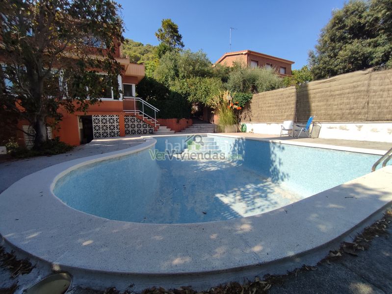 Foto 6ec6248c-159e-4fbe-97ac-f7a47a6108f4. Casa amb xemeneia calefacció aparcament piscina a Torrelles de Llobregat