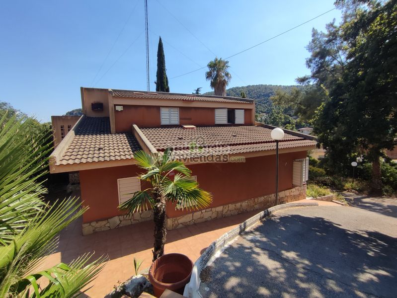 Foto 7d2f9e68-5d19-46cd-ab14-4e72b7181532. Casa amb xemeneia calefacció aparcament piscina a Torrelles de Llobregat