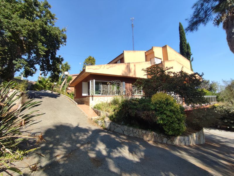 Foto 870b4b8c-9f8e-4746-aecc-b6d1de05de1b. Casa amb xemeneia calefacció aparcament piscina a Torrelles de Llobregat