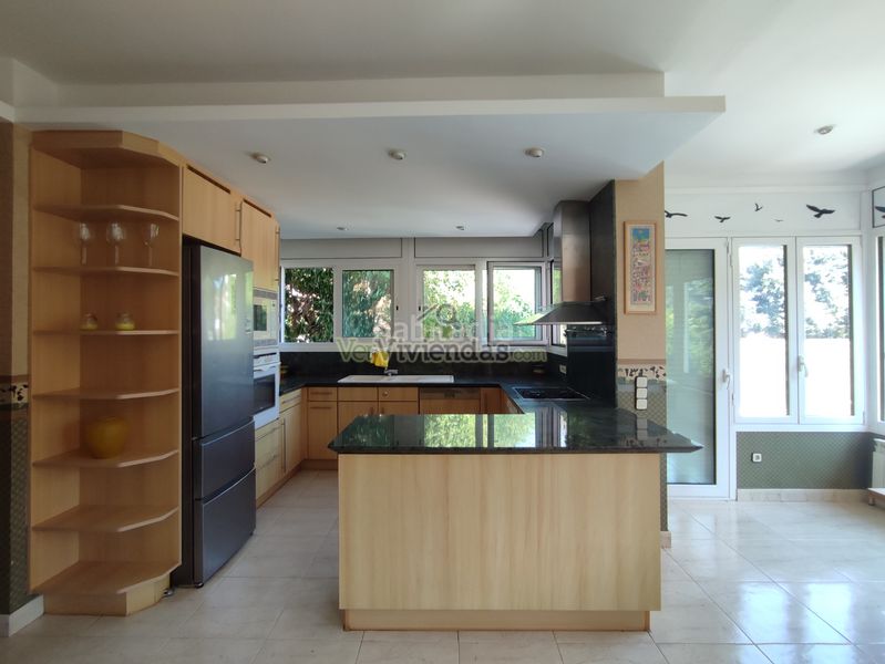 Foto c2b9b725-b1d9-4a9f-869d-d1ab0599ad1a. Casa amb xemeneia calefacció aparcament piscina a Torrelles de Llobregat
