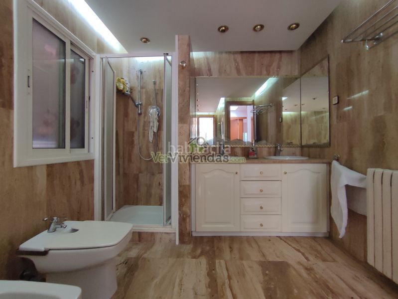 Foto d8e47017-a68a-4e4d-abe8-8d135bff3eec. Casa amb xemeneia calefacció aparcament piscina a Torrelles de Llobregat