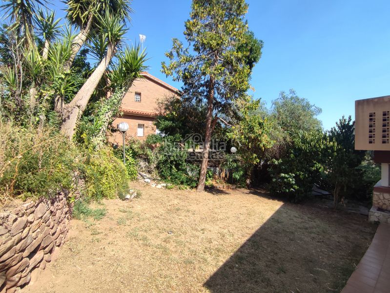 Foto e1155c79-7f61-4369-982b-7d7d651f7978. Casa amb xemeneia calefacció aparcament piscina a Torrelles de Llobregat