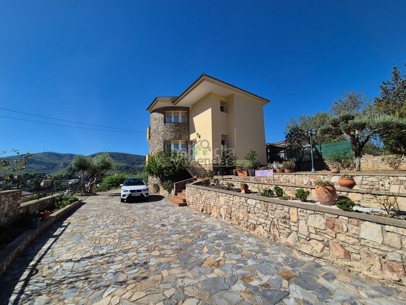 Foto 48fdfe57-6b17-48cc-8444-580fb42ce637. Casa amb calefacció aparcament a Vallirana