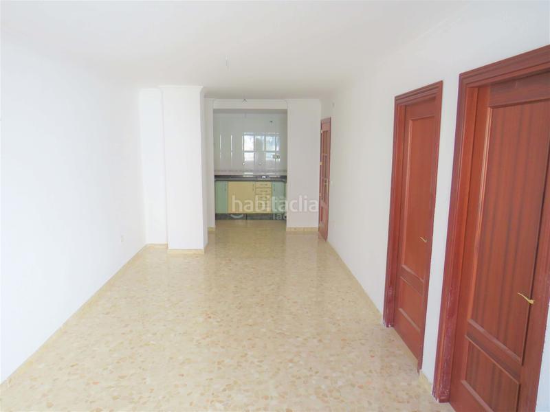 Foto 084e27d3-50f0-4860-b1fb-42dd9cc9d2fd. Edifici a Poniente-Faro Torre del Mar