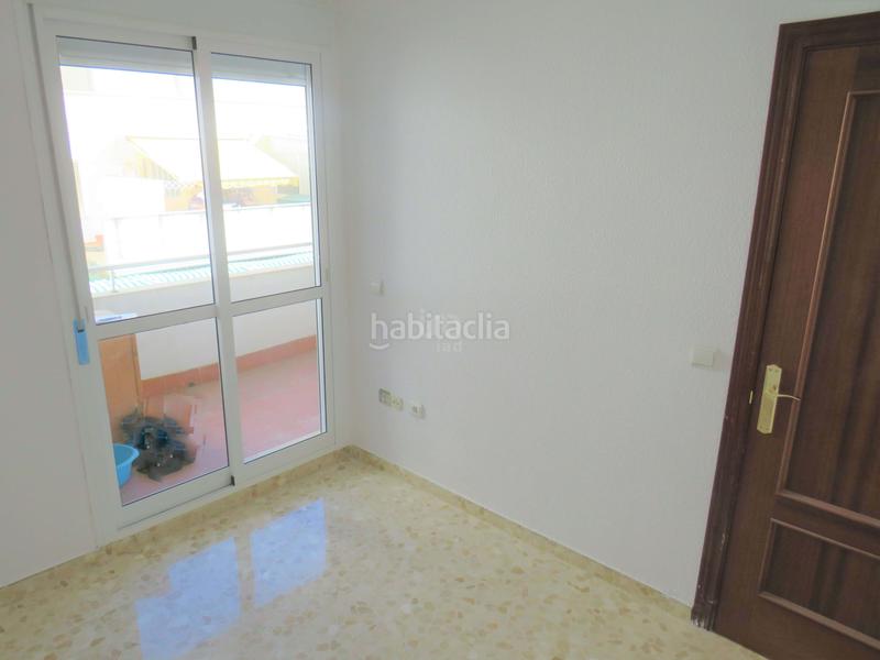 Foto 531d0010-bbd7-443e-a91c-b60dc129342c. Edifici a Poniente-Faro Torre del Mar