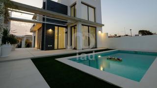 Casa a Zona los Frutales. Espectacular villa en torrevieja, ciudad con ubicación priveliga