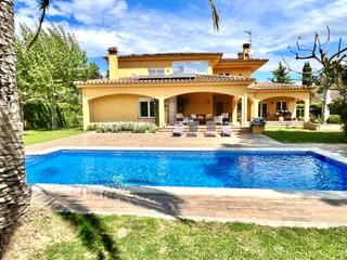 Masia a Avinyonet de Puigventós