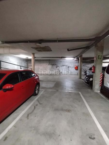 Foto f047aafe-5901-4dab-aa39-16b271f57877. Parking voiture dans Santa Eugenia Girona