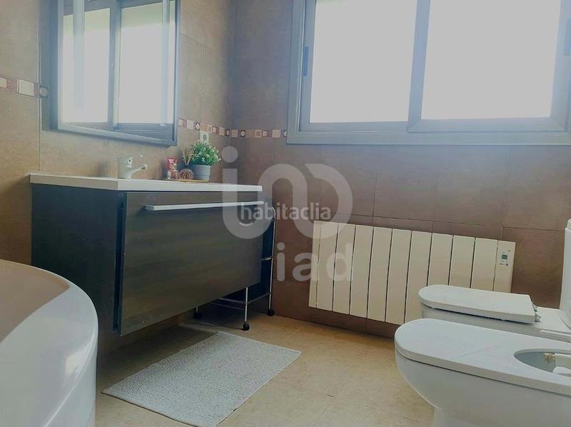 Foto a5d75585-4abb-4a66-a6ca-4019d4446f08. Chalet con riscaldamento parcheggio piscina in costa Cunit - els jardins - els rosers Cunit