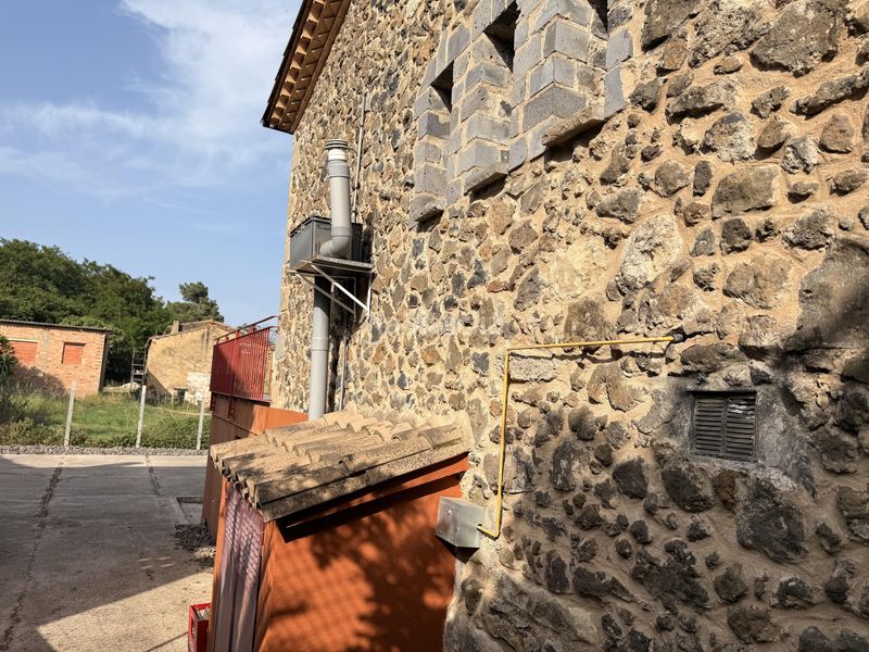 Foto 2b8f6ab1-7ac6-4c0b-b030-37fc086a218c. Local comercial a Planes d´Hostoles (Les)