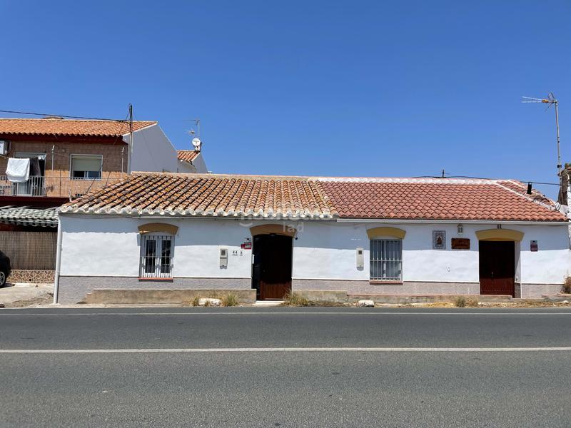 Foto 046231e3-7c2f-4338-afd5-8be0383a91fb. Casa pareada en Almayate Bajo